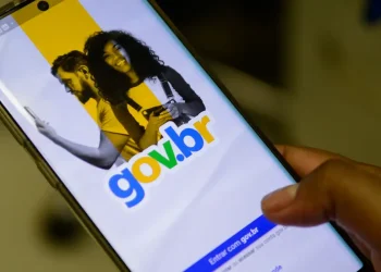 Celular exibe a tela do aplicativo Gov.br, canal digital utilizado para a Prova de Vida do Previ-Rio