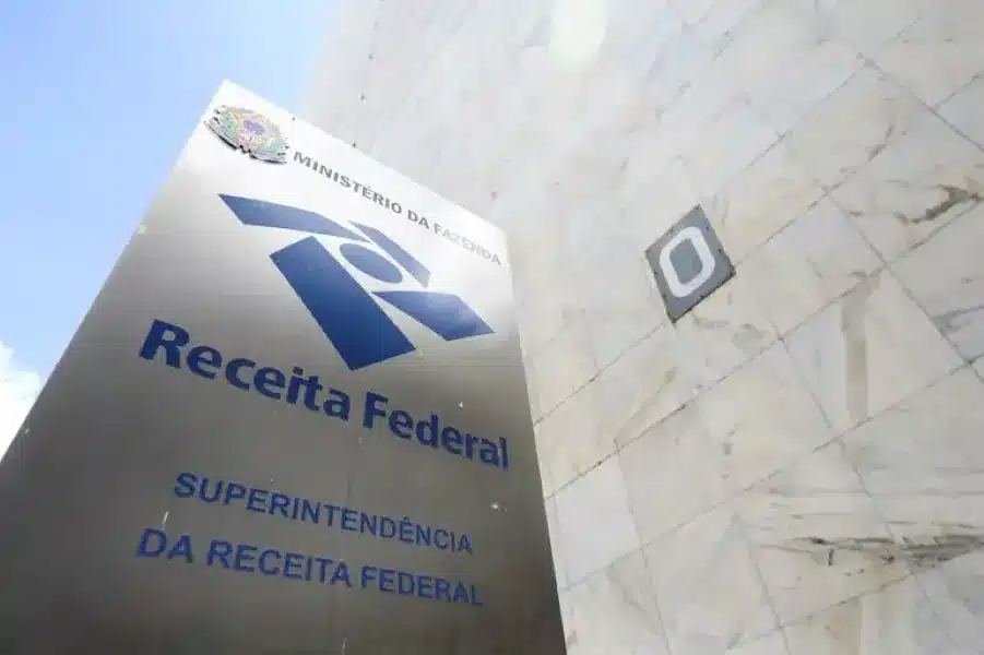 Placa da Receita Federal destacando comunicado oficial sobre Pix e esclarecimento de que não há monitoramento automático de transferências