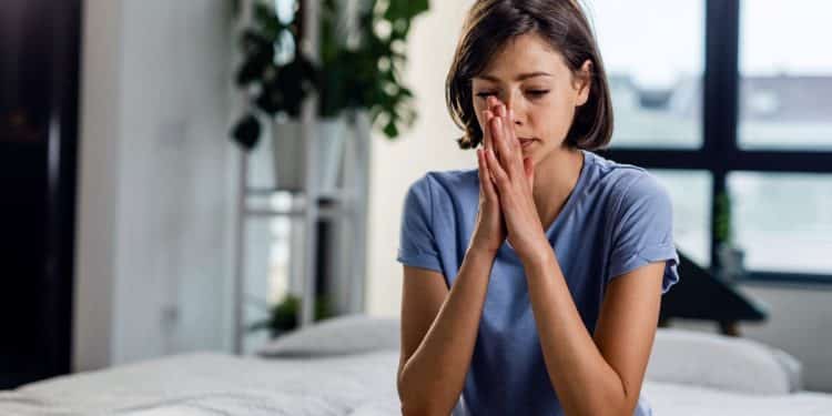 Mulher pensativa refletindo sobre como atribuímos importância aos acontecimentos da vida.