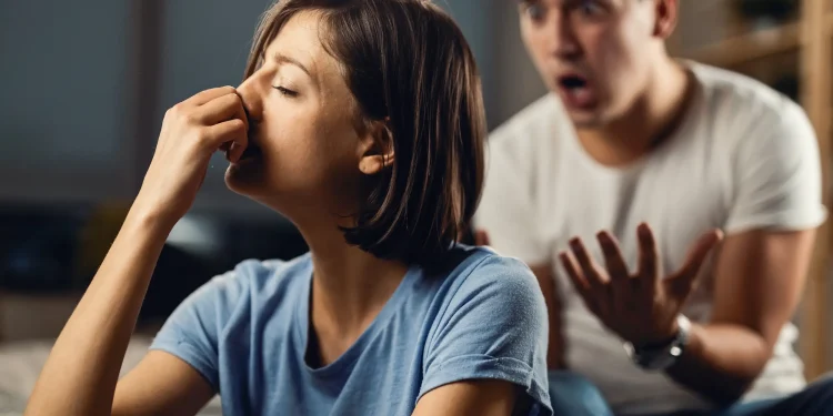 Pessoa em uma discussão emocionalmente tensa em uma relação, com uma mulher expressando frustração e o homem gritando, ilustrando um possível ambiente tóxico.