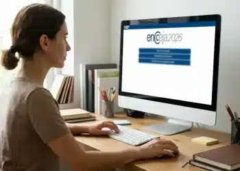 Candidata consulta resultado da justificativa de ausência do Encceja no computador.