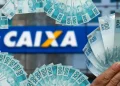 Cédulas de 100 reais em frente à agência da CAIXA, ilustrando o saque de R$ 6.220 para brasileiros.