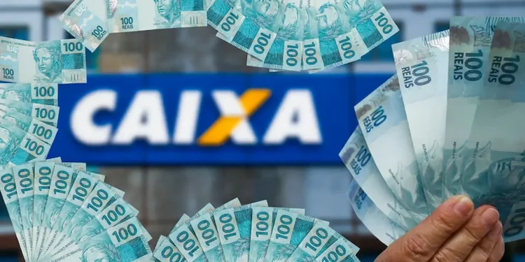 Cédulas de 100 reais em frente à agência da CAIXA, ilustrando o saque de R$ 6.220 para brasileiros.
