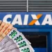 Leque de notas de R$ 50 e R$ 200 em frente à fachada da Caixa Econômica Federal, ilustrando o Saque Calamidade do FGTS liberado pelo banco