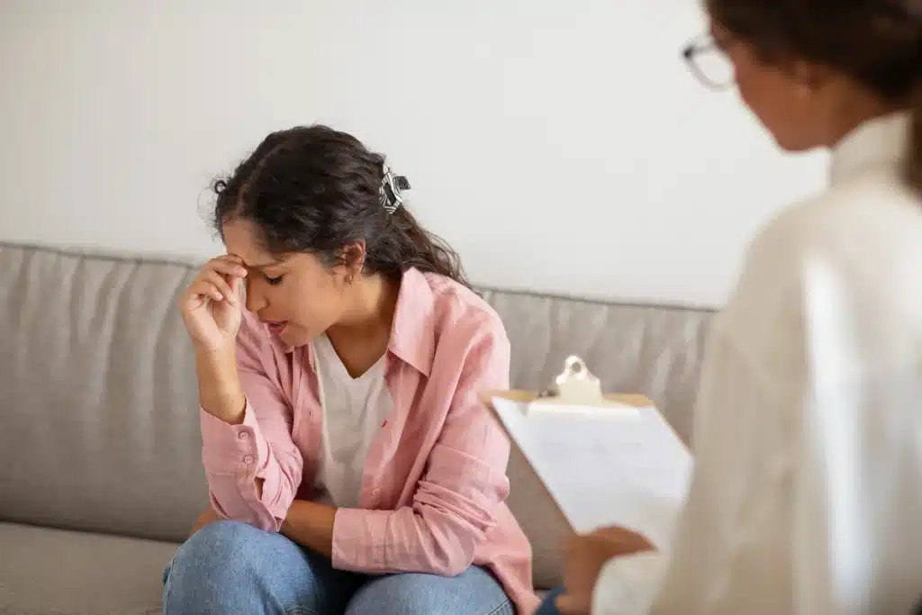 Profissional demonstra sinais de exaustão emocional durante atendimento psicológico após vivências de ambiente de trabalho tóxico