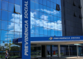 Fachada espelhada do edifício sede da Previdência Social sobre a possibilidade de teletrabalho para aprovados no concurso do INSS