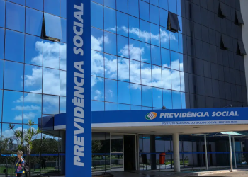 Fachada espelhada do edifício sede da Previdência Social sobre a possibilidade de teletrabalho para aprovados no concurso do INSS
