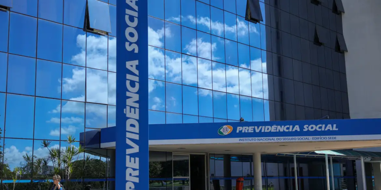 Fachada espelhada do edifício sede da Previdência Social sobre a possibilidade de teletrabalho para aprovados no concurso do INSS