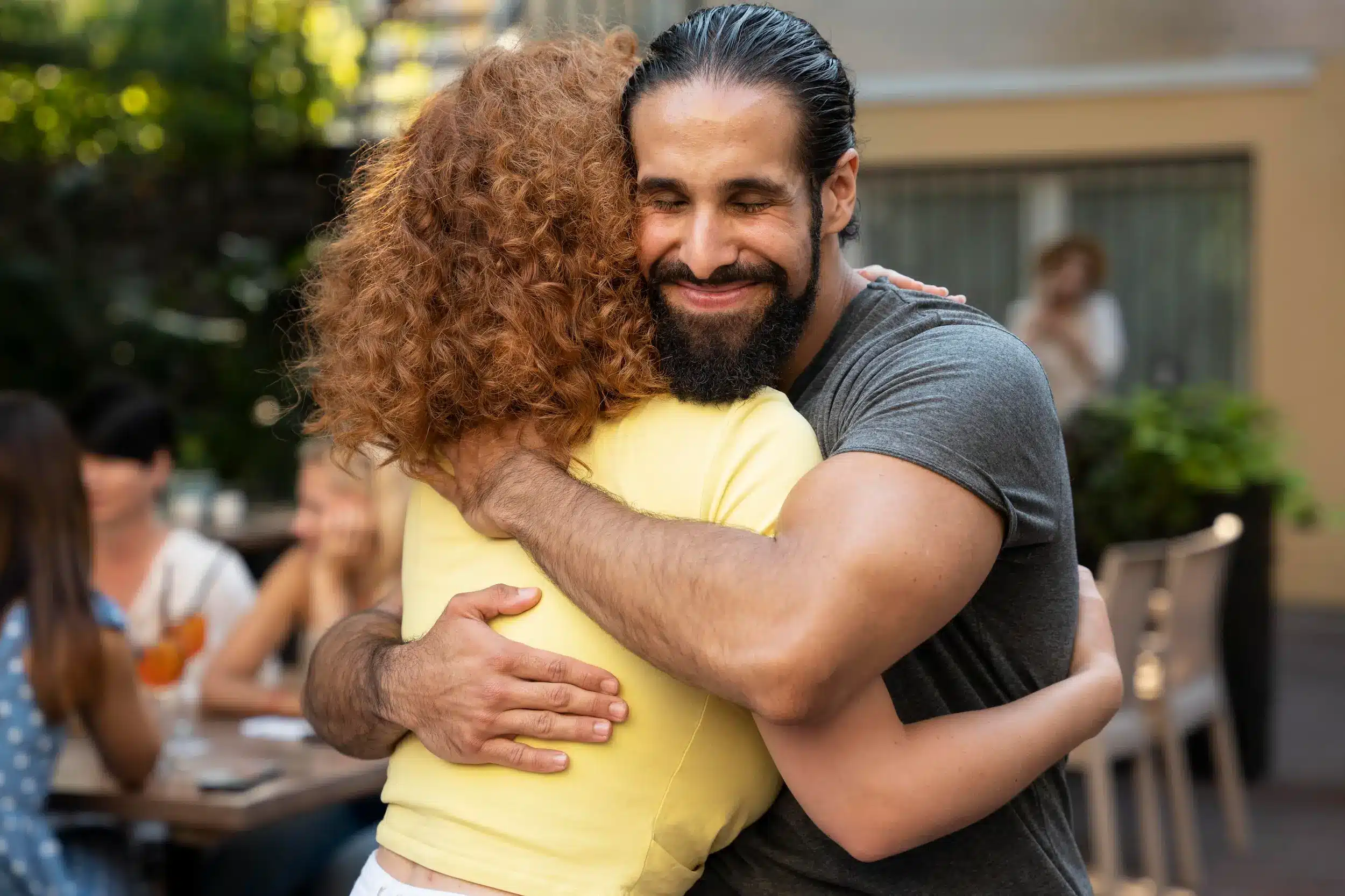 Casal se abraçando em um momento de carinho, ilustrando a dinâmica de um extrovertido tímido em uma interação social.