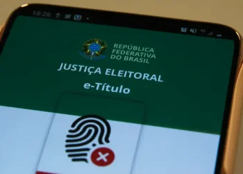 Aplicativo e-Título, da Justiça Eleitoral, pode auxiliar eleitores na consulta e regularização da situação eleitoral.