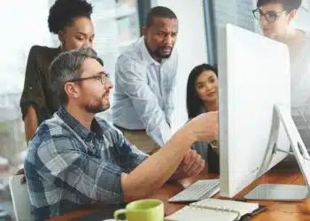 Grupo de pessoas em uma reunião de trabalho, representando a votação da Comissão de Constituição e Justiça (CCJ) sobre a escala 6x1