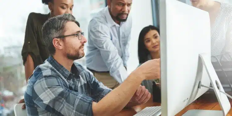 Grupo de pessoas em uma reunião de trabalho, representando a votação da Comissão de Constituição e Justiça (CCJ) sobre a escala 6x1