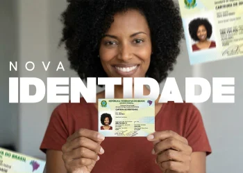 Mulher sorrindo segurando a nova CIN com texto "Nova Identidade" em destaque