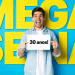 Homem jovem comemora segurando placa "R$ 150 milhões" com fundo azul e amarelo escrito "MEGA-SENA".
