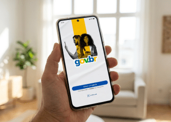 Aplicativo Gov.br exibido em smartphone.