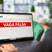 Nome "VAGA FALSA" destacado na tela do notebook.