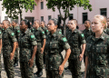Alunos em formação militar no pátio.