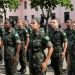 Alunos em formação militar no pátio.