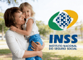 Mulher sorrindo ao segurar uma criança loira ao lado da logo do INSS.