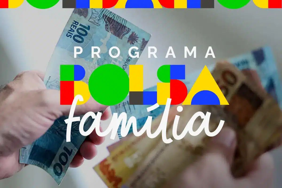 Mãos segurando cédulas de real com logo do Programa Bolsa Família em cores verde, amarelo, azul e vermelho, simbolizando o pagamento de R$ 300 para quem é do Bolsa Família.