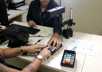 Coleta biométrica para emissão de documento de identidade no Brasil.
