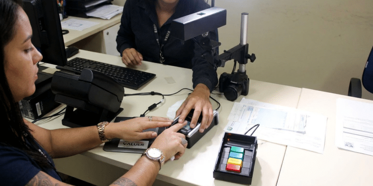 Coleta biométrica para emissão de documento de identidade no Brasil.