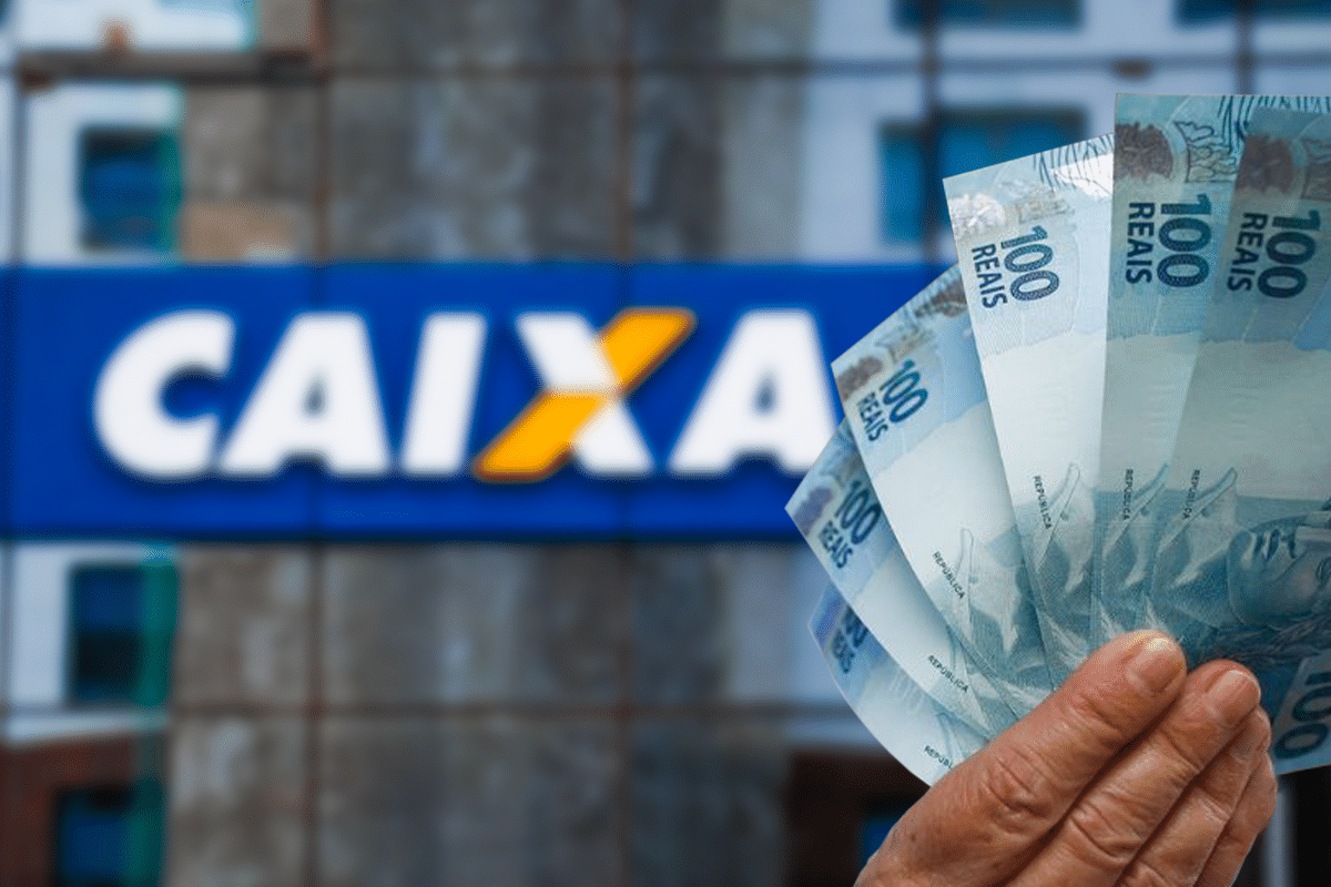 Mão segurando notas de R$ 100 em leque com fachada azul da Caixa desfocada ao fundo, simbolizando o pagamento de R$ 4.521.
