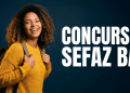 Jovem negra com cabelos cacheados e suéter amarelo carrega mochila ao lado do texto Concurso SEFAZ BA.