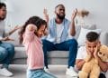 Crianças sofrem com conflito familiar enquanto pais discutem.