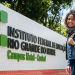Estudante sorridente na entrada do IFRN Campus Natal-Central.