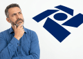 Contribuinte pensativo diante do logo da Receita Federal.