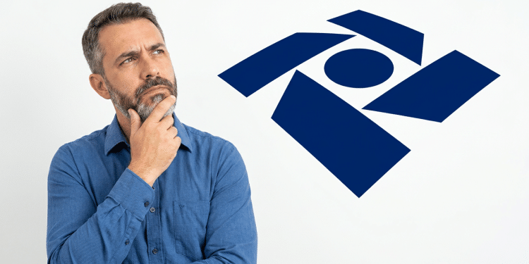 Contribuinte pensativo diante do logo da Receita Federal.