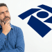 Contribuinte pensativo diante do logo da Receita Federal.