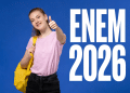 Estudante faz sinal de positivo com nome "ENEM 2026" do lado.