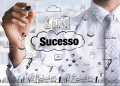 Executivo desenha mapa mental de sucesso em painel de vidro.