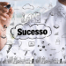 Executivo desenha mapa mental de sucesso em painel de vidro.