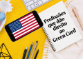 Caderno com a frase "Profissões que dão direito ao Green Card" e celular exibindo a bandeira dos EUA.