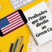Caderno com a frase "Profissões que dão direito ao Green Card" e celular exibindo a bandeira dos EUA.