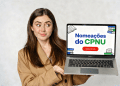 Mulher segura notebook com a frase "Nomeações do CPNU" destacado na tela.