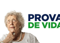 Idosa de cabelos cacheados com óculos e colar de pérolas pensativa ao lado do texto "Prova de Vida".
