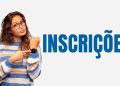 Jovem aponta para relógio indicando prazo de inscrições.