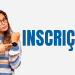 Jovem aponta para relógio indicando prazo de inscrições.