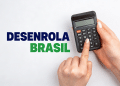 Nome "Desenrola Brasil" destacado e mãos segurando uma calculadora.