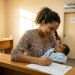 Mãe registra bebê em Cartório de Registro Civil no Brasil.
