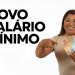 Mulher segurando cédulas brasileiras ao lado do nome "Novo salário mínimo".