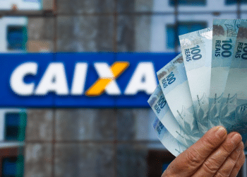 Agência da Caixa e mão com notas de R$ 100.
