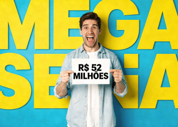 Homem jovem comemora segurando placa "R$ 150 milhões" com fundo azul e amarelo escrito "MEGA-SENA".