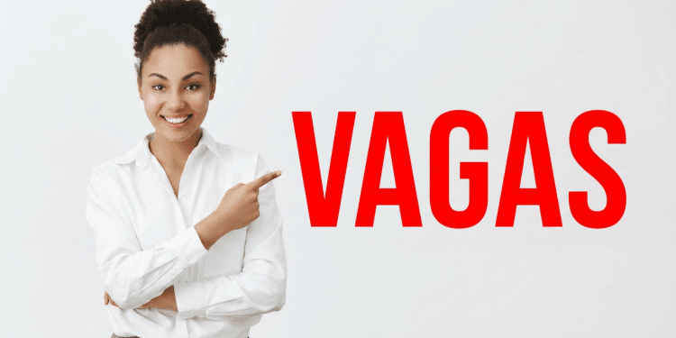 Profissional sorridente aponta para texto "VAGAS" em vermelho.