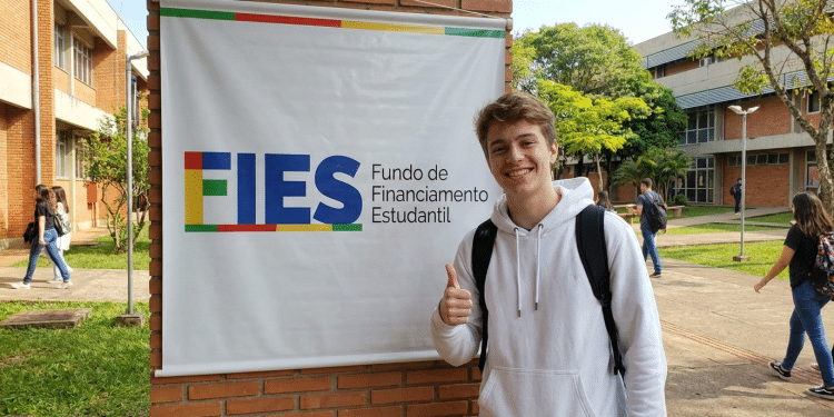 Estudante comemora aprovação no FIES em campus universitário.