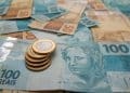 Real brasileiro em destaque: cédulas e moedas.